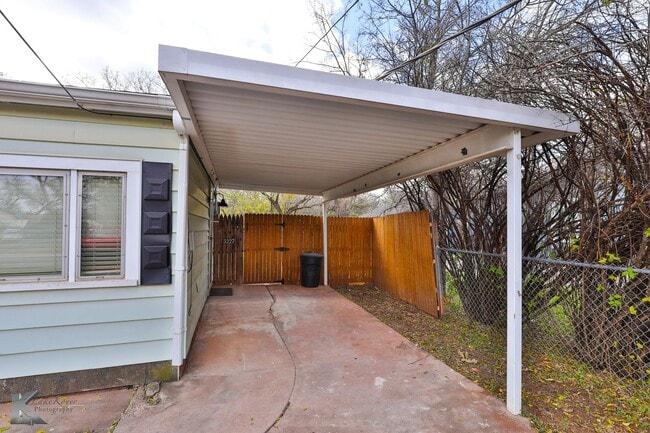 Building Photo - 3 bedroom FULL RENOVATED in 2023! ALL APPLIANCES provided!