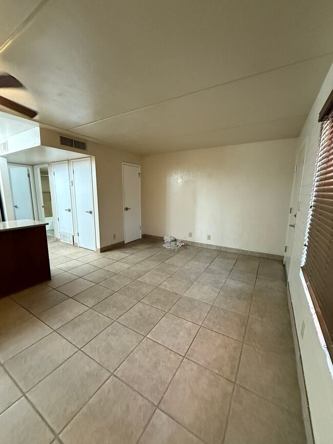 Building Photo - 1bd condo steps away from U of A, gated, A/C, Washer/Dryer