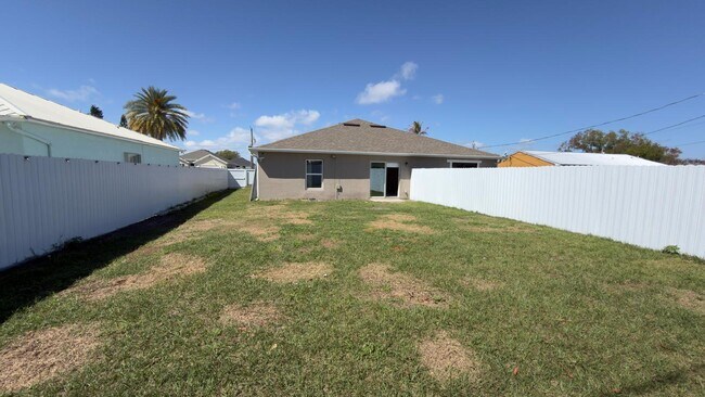 Building Photo - 2507 SE Charleston Dr