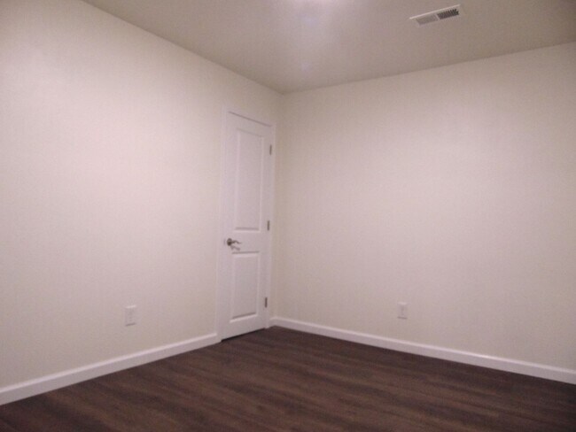 Building Photo - Newly Remodeled 4 Bed 2 Bath Duplex!