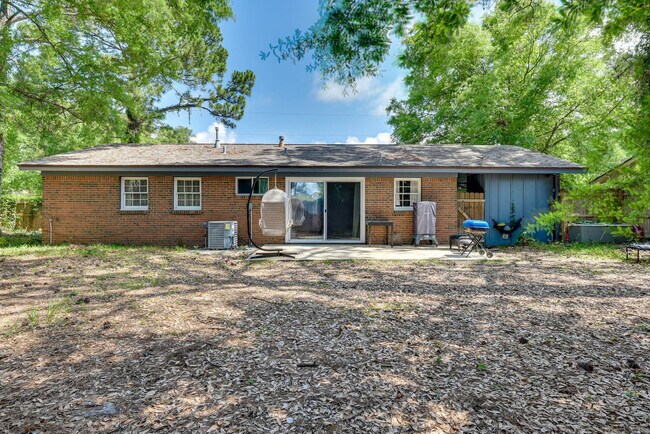 Building Photo - 310 Coral Dr SW
