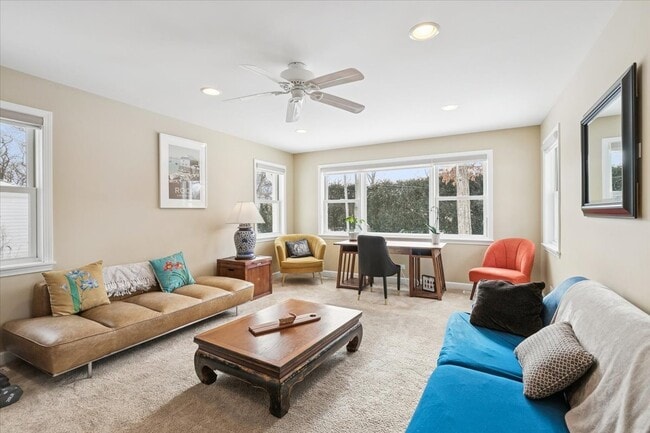 Building Photo - 825 Highview Terrace