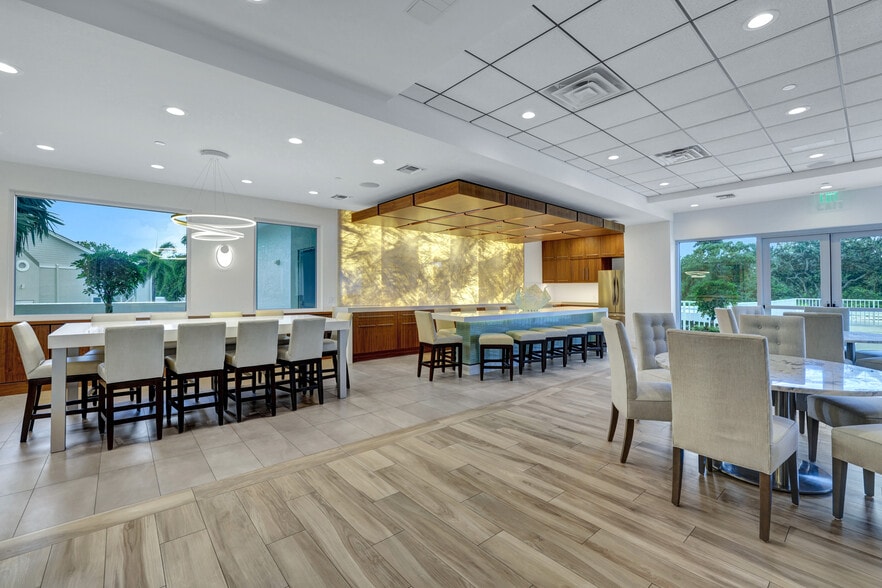 Building Photo - 6361 Pelican Bay Blvd
