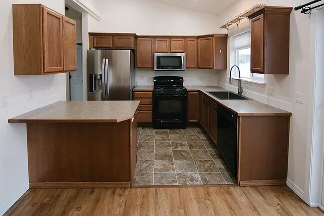 Building Photo - Charming 3-Bedroom Single-Level Home on Sp...