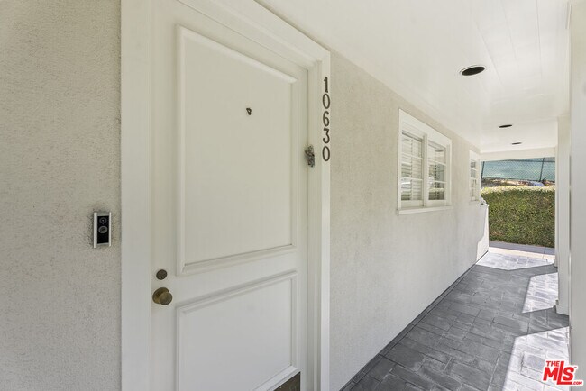 Building Photo - 10630 Somma Way
