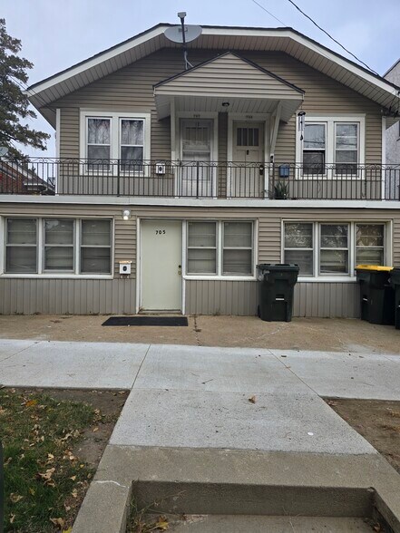 Building Photo - 705 28th St