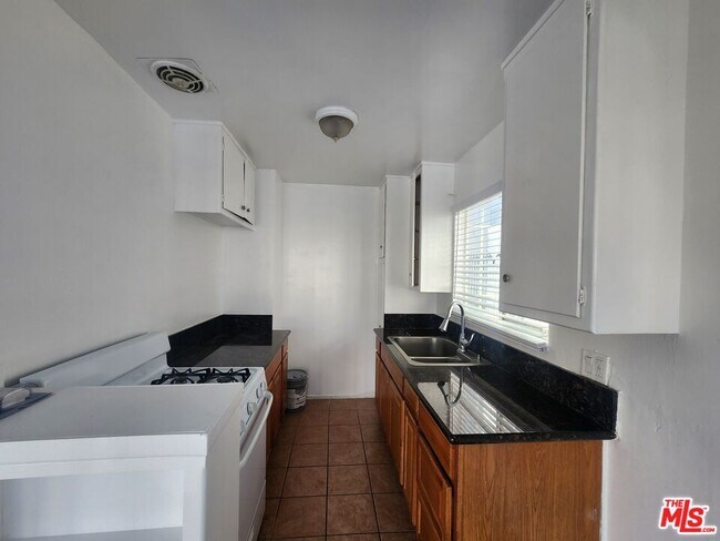 Building Photo - 515 S Manhattan Pl