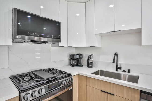 Building Photo - Beautiful, Fully Furnished 1BR w/ appliances wash/dryer INCL