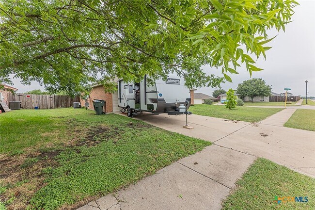Building Photo - 3301 Southhill Dr