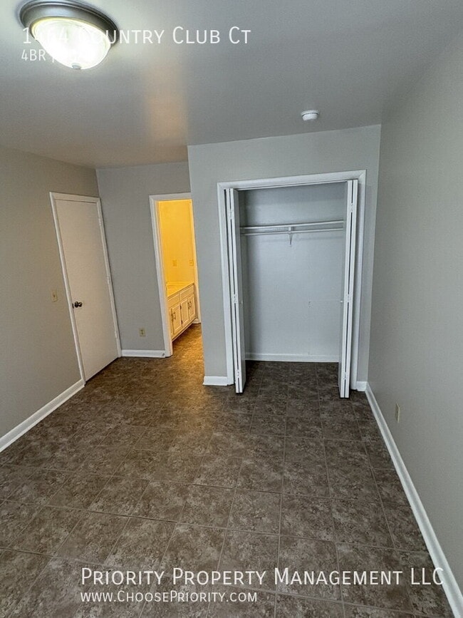 Building Photo - 1464 Country Club Ct