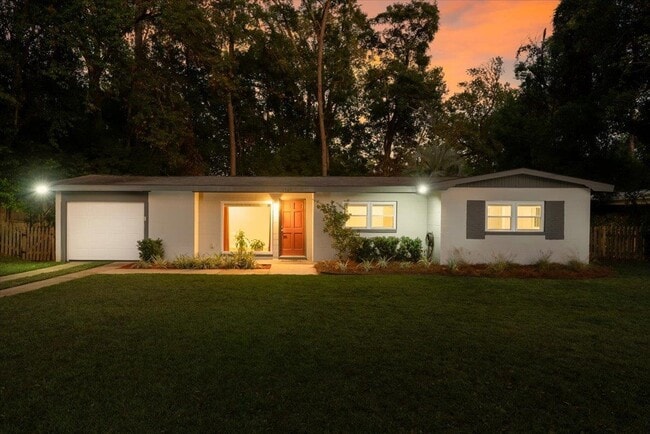 Building Photo - 1707 Hall Dr