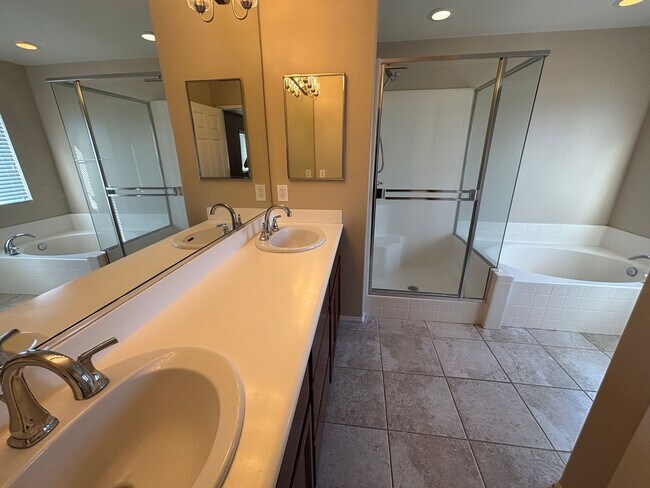 Building Photo - 3-Bedroom Townhome with Community Pool & S...