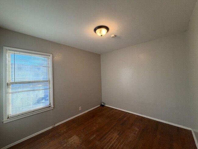 Building Photo - THREE BEDROOM TWO BATH TWO CAR GARAGE