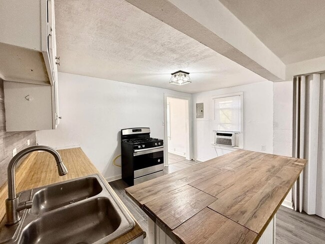 Building Photo - 35 Monroe Ave NE