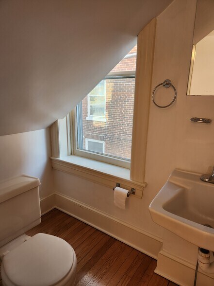 Building Photo - 125 Peyton St