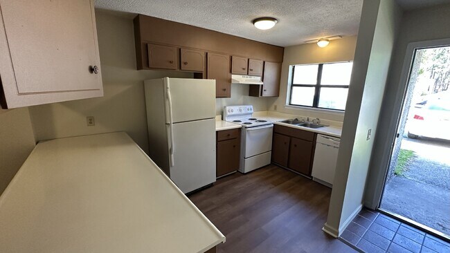 Building Photo - Town house for Rent