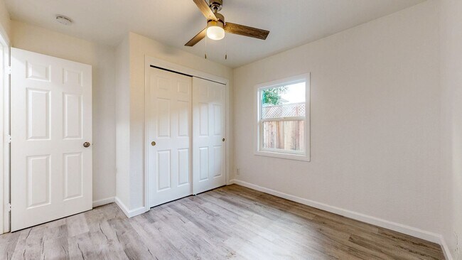 Building Photo - Bright & Clean Single Level FIVE bedroom i...