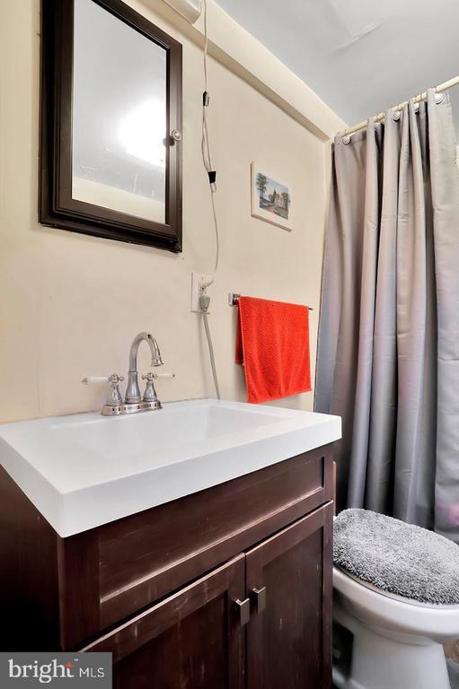 Building Photo - 316 W 9th St