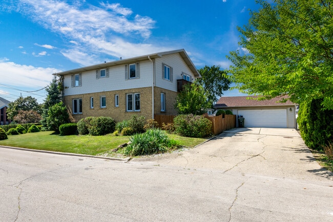 Building Photo - 1420 Oakton St