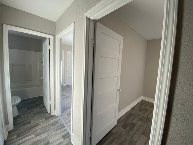 Building Photo - 1303 S Hart Ave