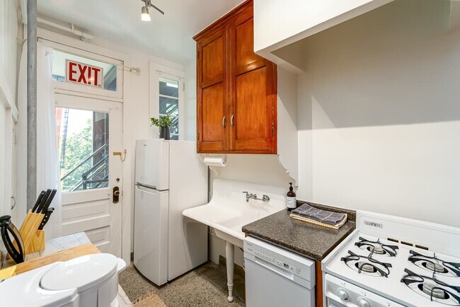 KITCHEN - 722 18th St