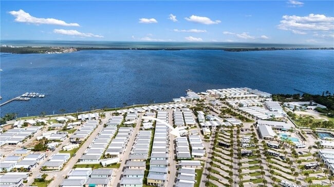 Building Photo - 159 NE Buoy Dr
