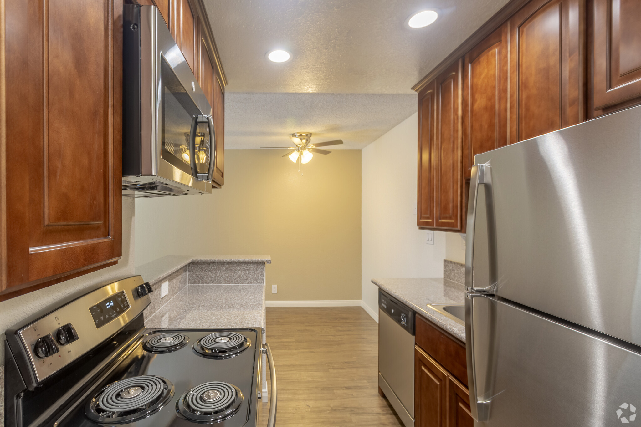 1 BR, 1 BA - 663 SF - Shadowridge Village Apartments