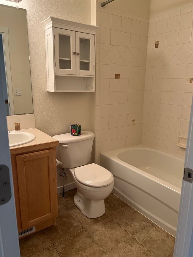 Building Photo - Gorgeous end unit townhome with one car garage and some mountain views!