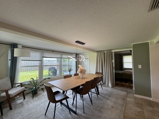 Building Photo - 345 Hillview Rd
