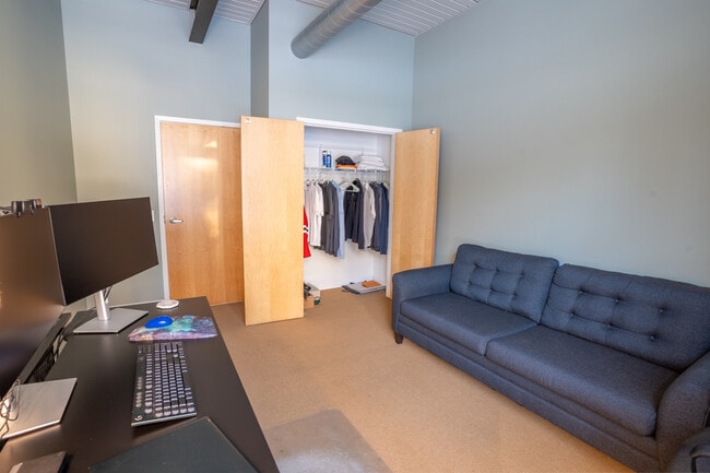 Building Photo - 75 Maple St