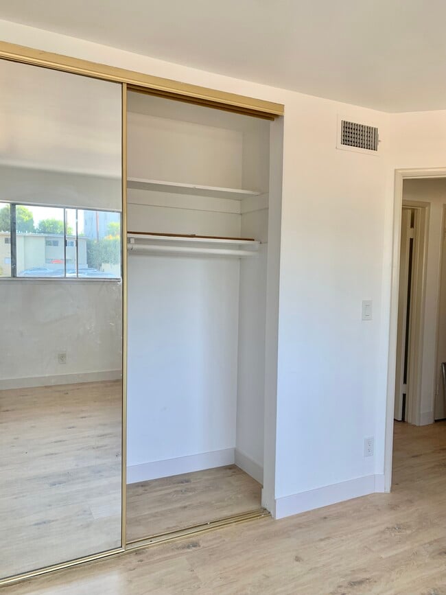large mirror door on second bedroom closet - 11138 Aqua Vista St