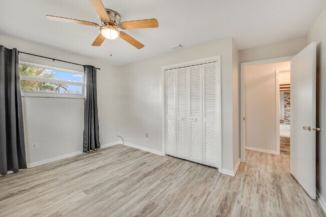 Building Photo - Beautiful 4 bedroom, 2 bathroom in Satellite Beach! NO HOA!!