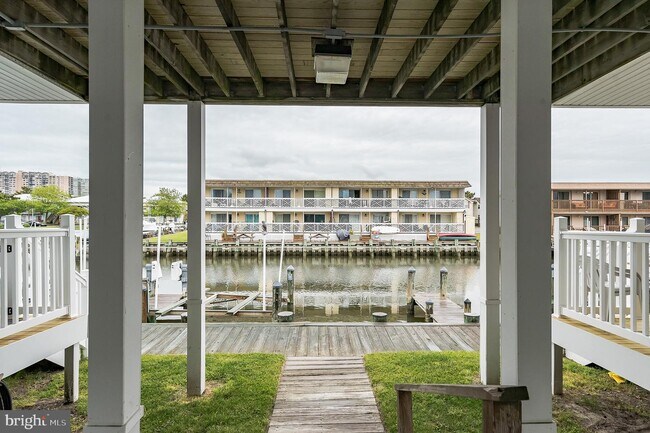 Building Photo - 121 Newport Bay Dr