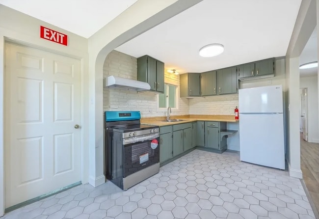 Building Photo - 318 Newton St