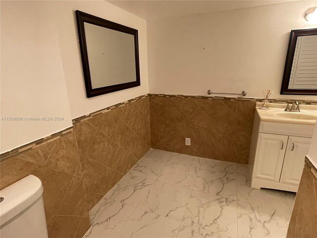 Building Photo - 3500 Mystic Pointe Dr