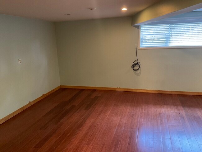 Building Photo - 566 N Howard Ave