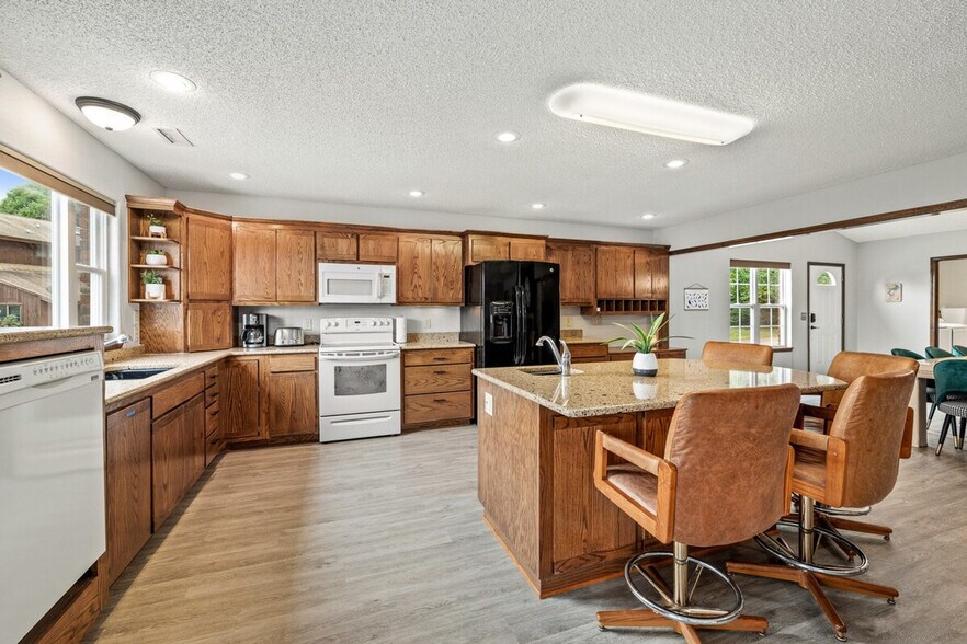 Building Photo - 8383 S Lakeshore Dr
