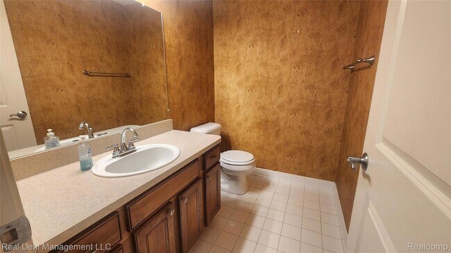 Building Photo - 6146 Lone Oak Cir