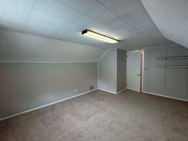 Building Photo - 26901 Farringdon Ave