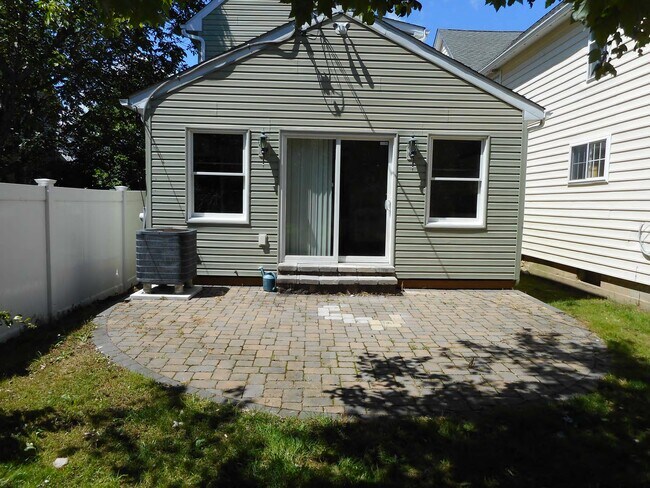 Building Photo - 608 Green St