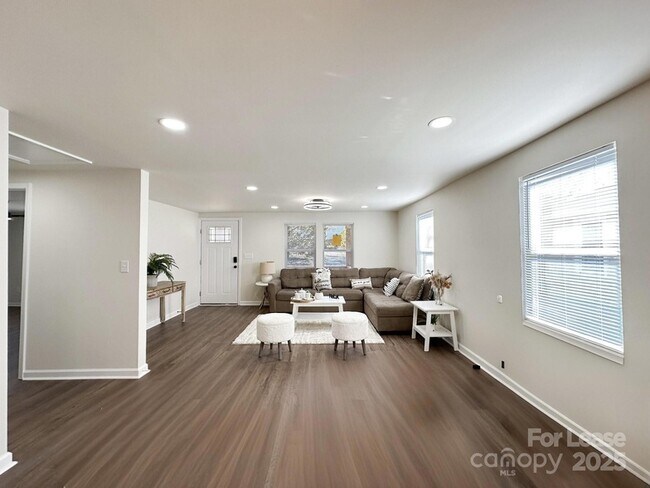 Building Photo - 226 Malvern Dr SW