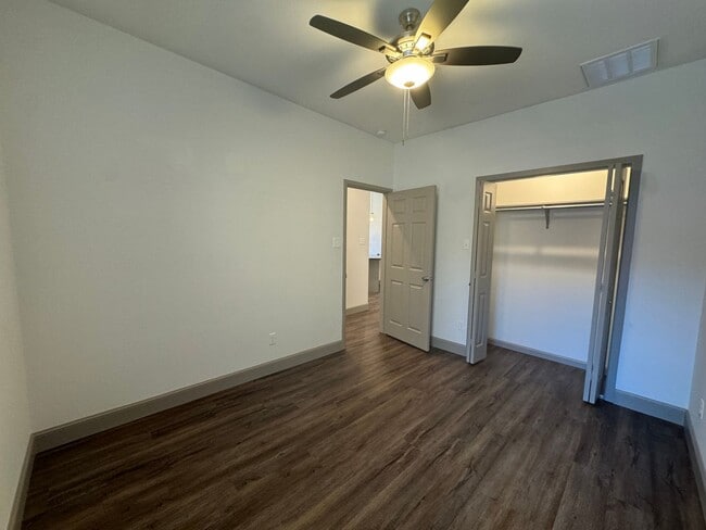 Building Photo - 2 Bed 2 Bath Town Home Available