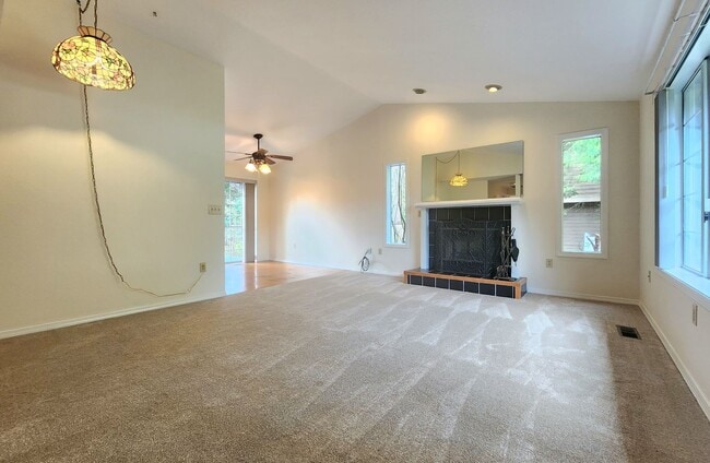 Building Photo - 2 Bedroom / 2 Bath Home in Everett
