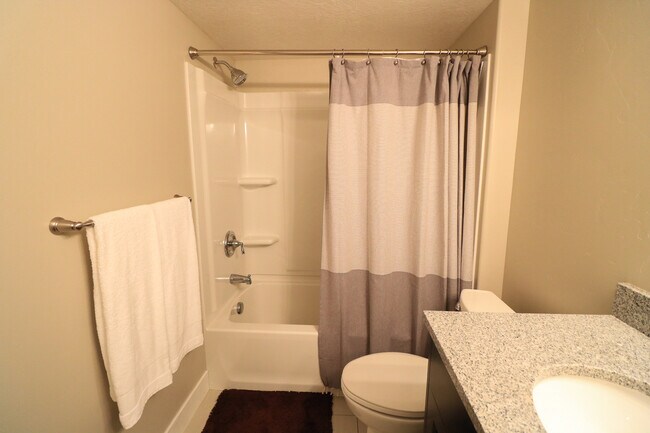 Building Photo - Beautiful 4 bed 3.5 bath townhome in Aspen...