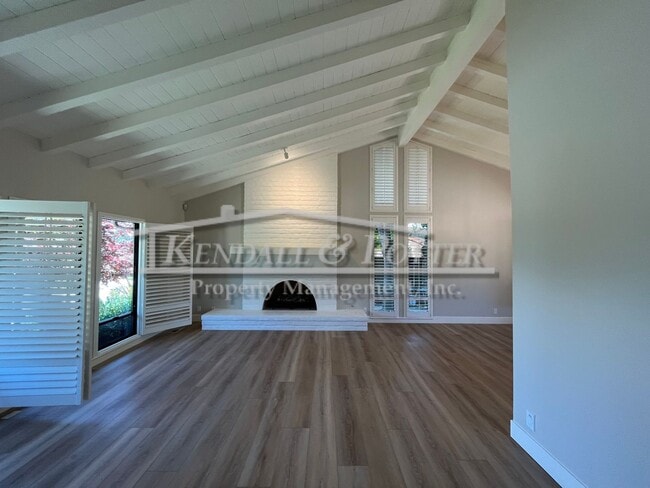 Building Photo - Beautifully Remodeled 4 Bed/2 Full Bath + ...