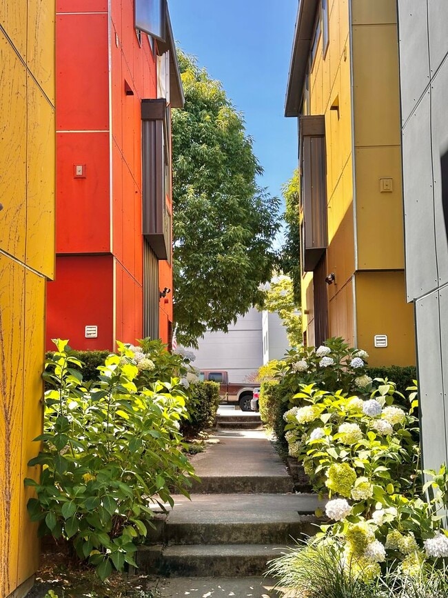 Building Photo - Three-Level Loft-Style 2BR | 3BA with Priv...