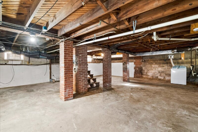 Building Photo - 3 Locust St