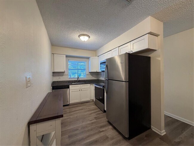 Building Photo - 1740 W Walnut St