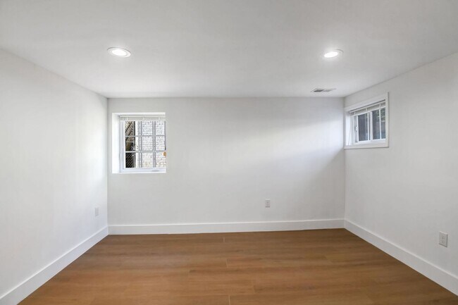 Building Photo - Columbia Heights Apartment | 1 Bed | 1 Bath | 450 Sf