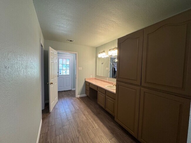 Building Photo - Nicely Remodeled Southside San Antonio Hom...